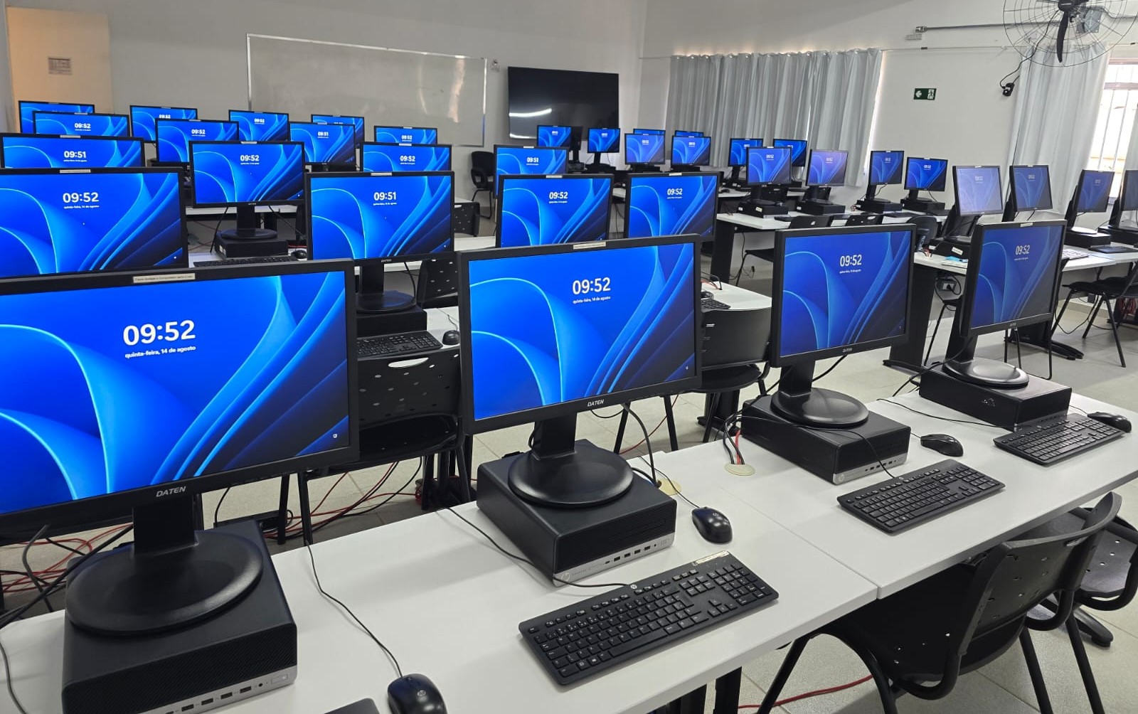 Laboratório de informática modernizado com novos equipamentos.