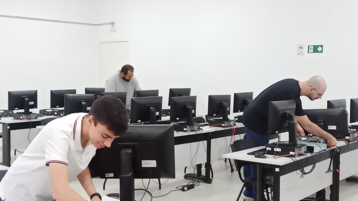 Detalhe de um dos laboratórios de informática.